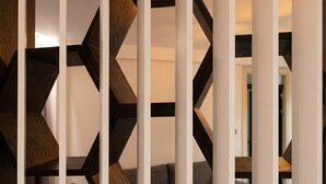 Een modern interieur met geometrische houten panelen en een neutraal kleurenpalet.