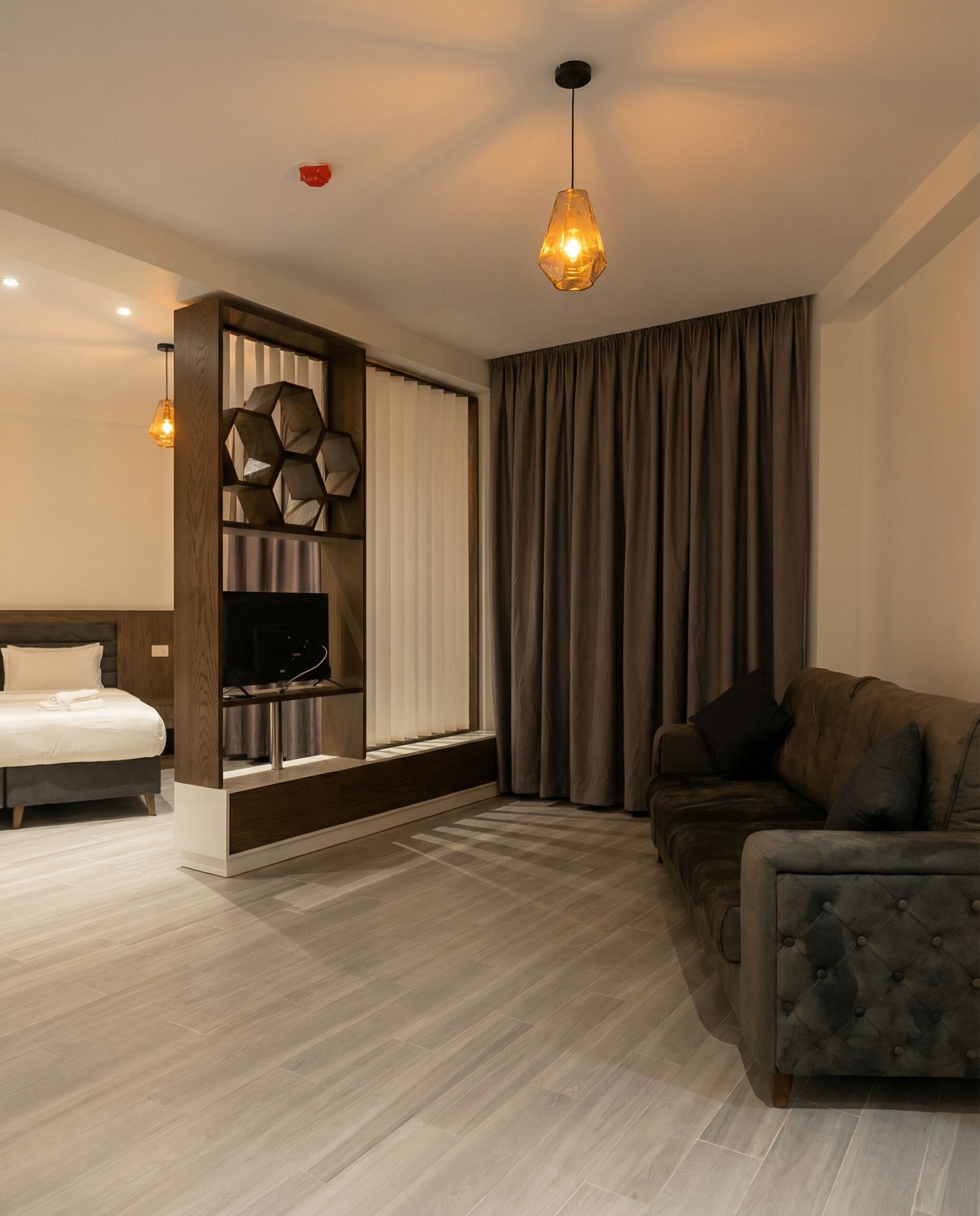 Phòng Deluxe, 1 giường đôi và sofa giường, không hút thuốc, máy điều hòa | Bộ đồ giường cao cấp, bàn, khu vực làm việc phù hợp cho laptop 