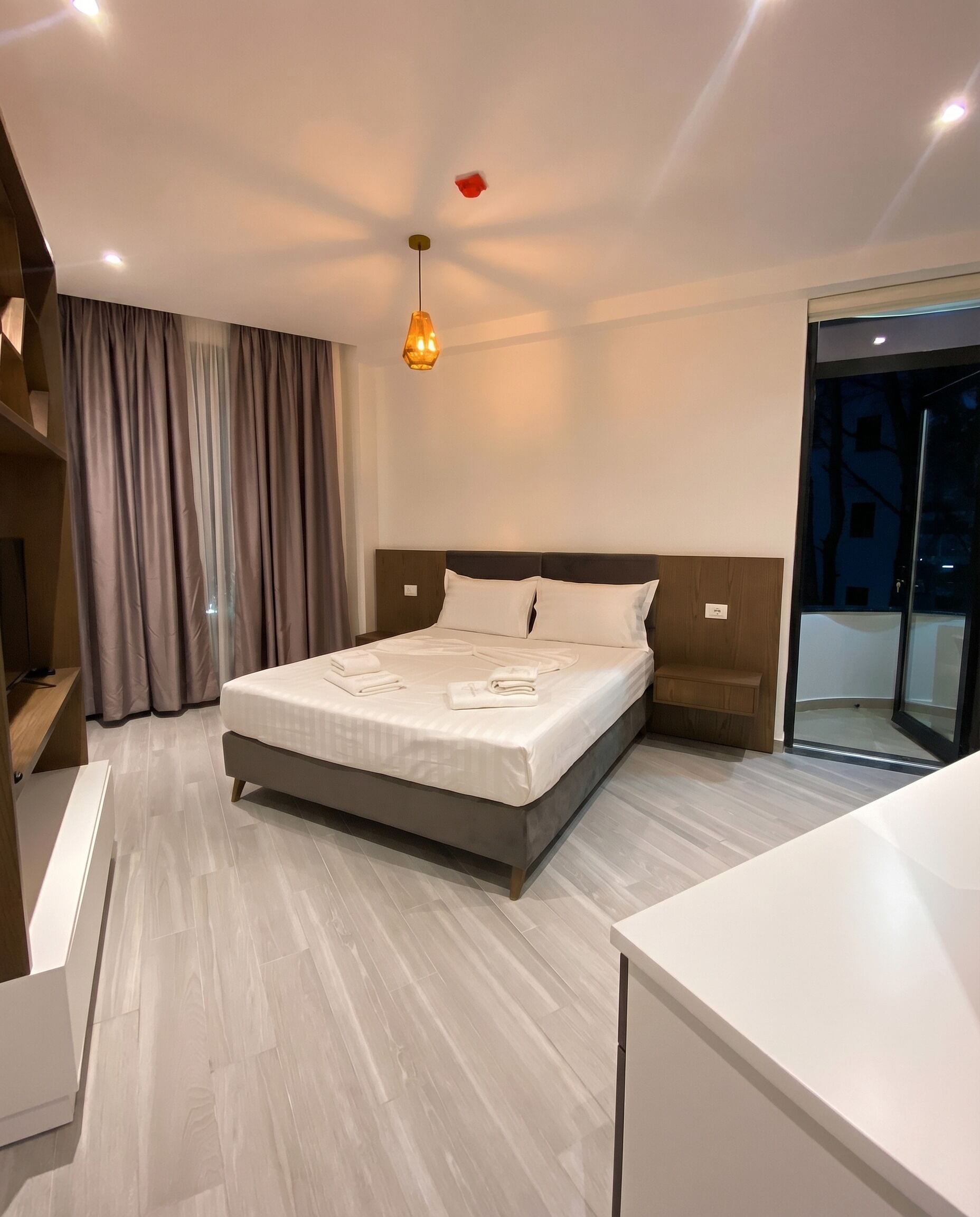 Quarto casal júnior | Escrivaninha, espaço de trabalho para notebook, Wi-Fi de cortesia