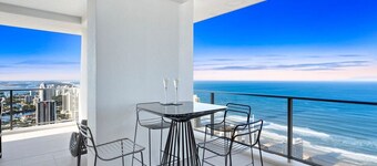 Three-Bedroom Deluxe Renovated Sky High Penthouse
