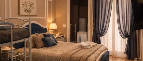 Comfort-Vierbettzimmer, eigenes Bad, Blick auf den Innenhof