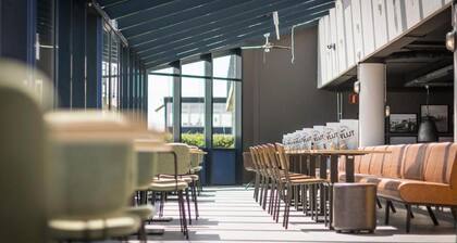 De Vlijt verfügt über komfortabele 2 Personen First Class Studio's mit einem geräumigen Wohnzimmer, einer Sitzecke, einem Flachbildfernseher, einem Esstisch, einer Küchenzeile, einem Schlafzimmer, einem Bad und einer separaten Toilette.