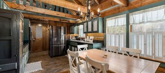 Rustic Cabin, Dock, Hot Tub, Firepit, Kayaks