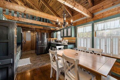 Rustic Cabin, Dock, Hot Tub, Firepit, Kayaks