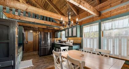 Rustic Cabin, Dock, Hot Tub, Firepit, Kayaks