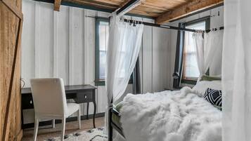 3 bedrooms, desk, travel crib, free WiFi