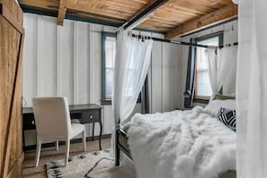 3 bedrooms, desk, travel crib, free WiFi - Rustic Cabin, Dock, Hot Tub, Firepit, Kayaks (Winchester)