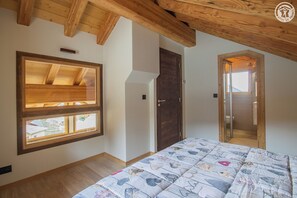 6 bedrooms, iron/ironing board, travel cot, free WiFi