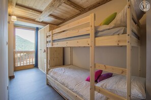3 habitaciones, tabla de planchar con plancha y cuna de viaje 