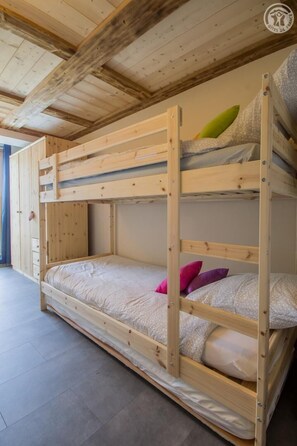 3 quartos, ferros/tábuas de passar roupa, berço de viagem