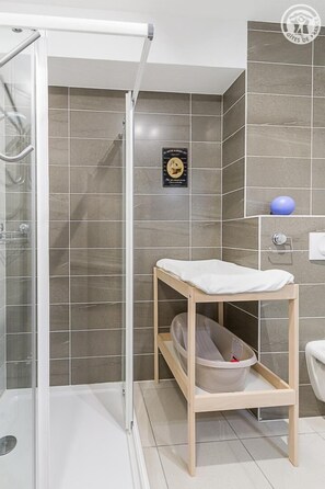 Dusche, Haartrockner, Handtücher