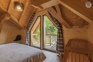 4 bedrooms, iron/ironing board, travel cot, free WiFi