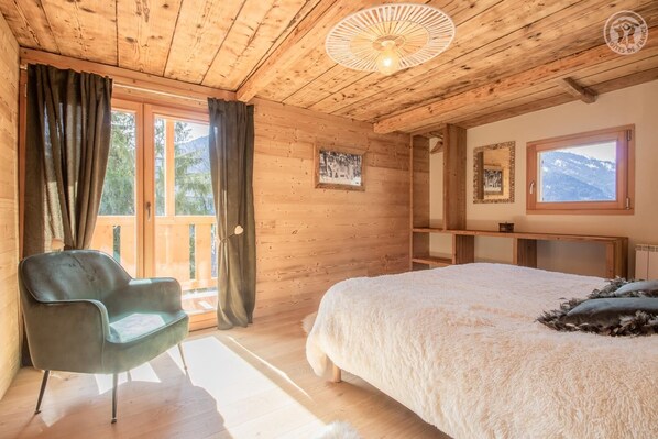 3 slaapkamers, een strijkplank/strijkijzer, reisbedje, beddengoed