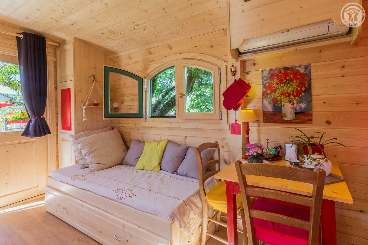 1 habitación, tabla de planchar con plancha y cuna de viaje 