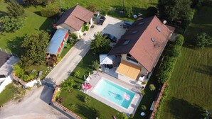 Vista aérea de una zona residencial con piscina, garaje y pequeño jardín.