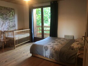 5 bedrooms, iron/ironing board, travel cot, free WiFi