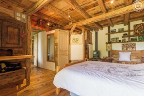 5 bedrooms, iron/ironing board, travel crib, free WiFi