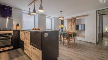 Réfrigérateur, micro-ondes, four, plaque de cuisson