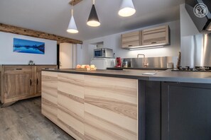 Geladeira, micro-ondas, fogão, cooktop