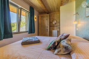 4 quartos, ferros/tábuas de passar roupa, berço de viagem