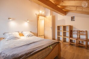 5 bedrooms, iron/ironing board, travel cot, bed sheets