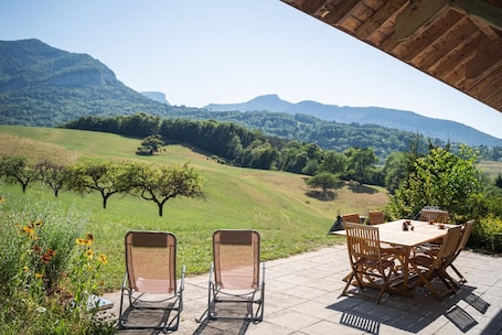 Outdoor dining. LA Grange AUX Ecureuils 6 Pers