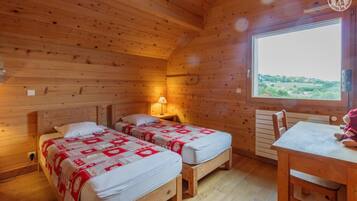 3 bedrooms, iron/ironing board, travel crib, WiFi (free)