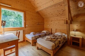 3 habitaciones, tabla de planchar con plancha y cuna de viaje 