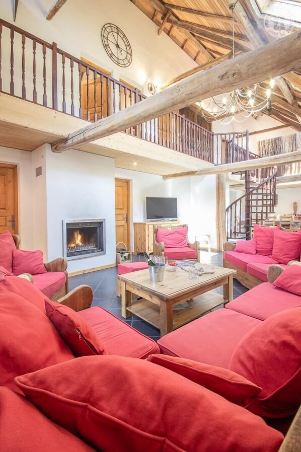 テレビ、暖炉、DVD プレーヤー、テーブルサッカー台