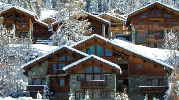 A cluster of wooden cabins with stone foundations, surrounded by snow-covered trees. - Chalet Bellacomba-grd Paradis (SAINTE FOY TARENTAISE)