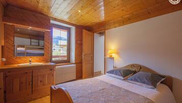 6 bedrooms, iron/ironing board, travel crib, free WiFi