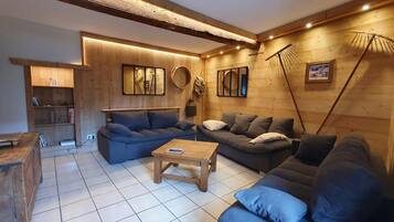 TV, lareira, DVD player, aparelho de som