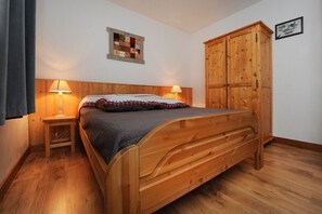 3 habitaciones, tabla de planchar con plancha y cuna de viaje 