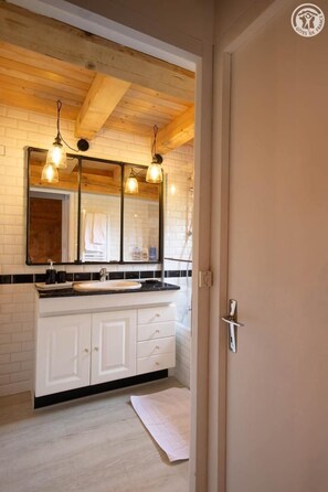 Badekar, hårtørrer, håndklæder