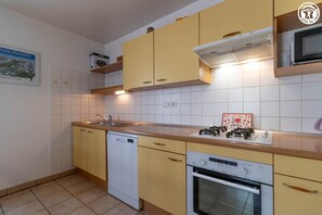 Wasserkocher mit Kaffee-/Teezubehör, Kühlschrank, Mikrowelle, Ofen