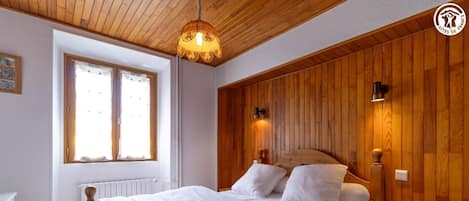 2 habitaciones, tabla de planchar con plancha y cuna de viaje