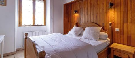 2 habitaciones, tabla de planchar con plancha y cuna de viaje