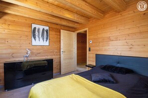 7 bedrooms, iron/ironing board, travel crib, free WiFi