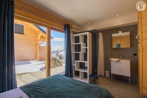 7 habitaciones, tabla de planchar con plancha y cuna de viaje