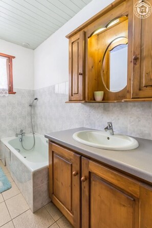 Bathtub, hair dryer, towels