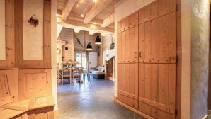 Una cocina amplia con armarios de madera y un comedor con mesa y sillas.