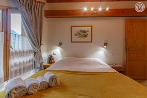 3 quartos, ferros/tábuas de passar roupa, berço de viagem