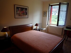 2 bedrooms, iron/ironing board, free WiFi