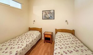 2 habitaciones, tabla de planchar con plancha y cuna de viaje 