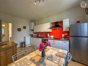 Cafetera y tetera, refrigerador, microondas y horno 