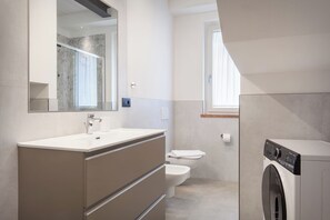 Hair dryer, towels - Frantoio a Monte-Apartment near the lake (Malcesine)