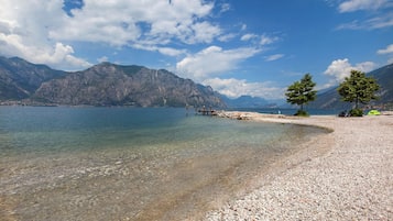 På stranden
