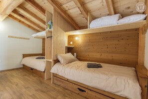 4 quartos, ferros/tábuas de passar roupa, berço de viagem