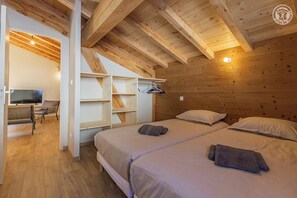 4 habitaciones, tabla de planchar con plancha y cuna de viaje 