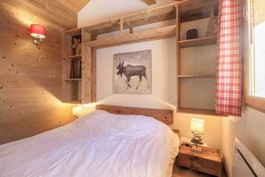 4 bedrooms, iron/ironing board, travel crib, free WiFi